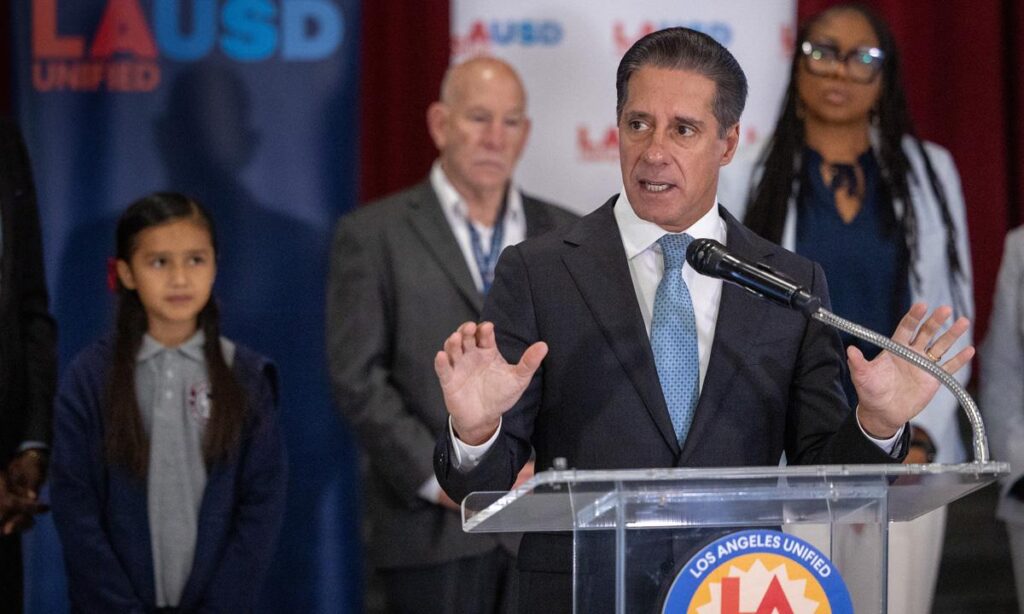 Federal officials arrived, denied entry at L.A. schools amid immigration enforcement fears – Los Angeles Times