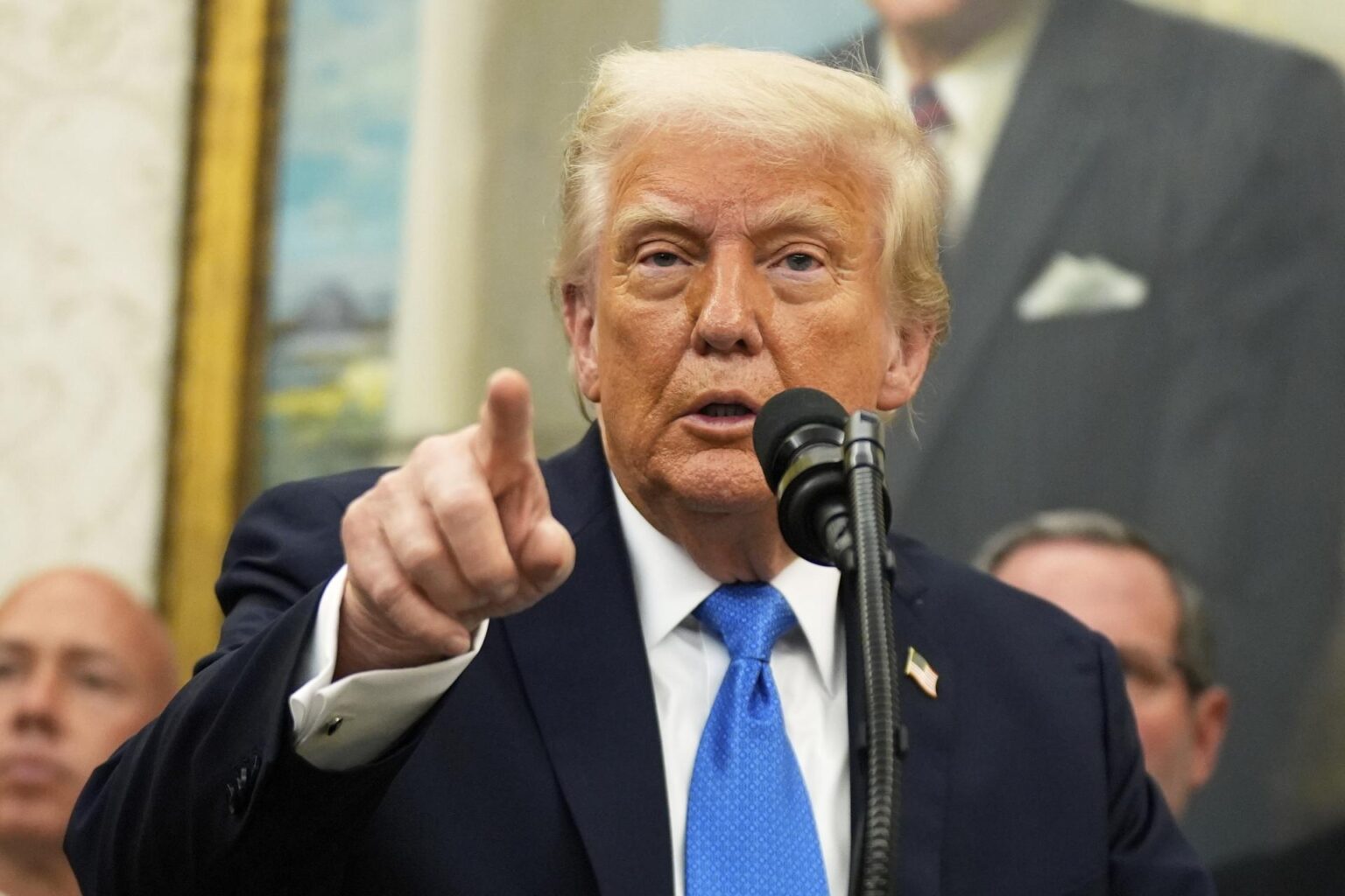 Trump seizes on Los Angeles infernos to reopen his feud with Newsom – CNN