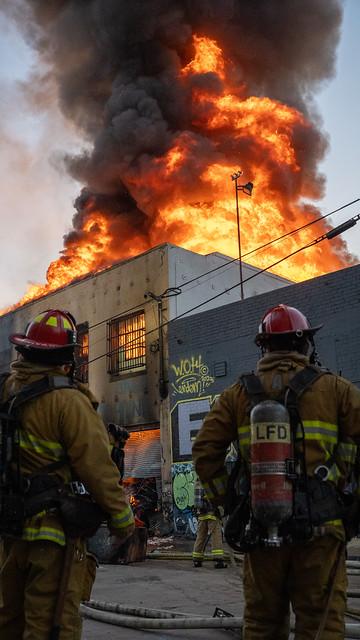 Firefighters battle huge blaze near Los Angeles as winds pick up – BBC