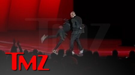 US comedian Dave Chappelle tackled on stage – Al Jazeera