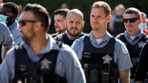 Crime-hit Chicago grapples with police vaccine revolt – BBC