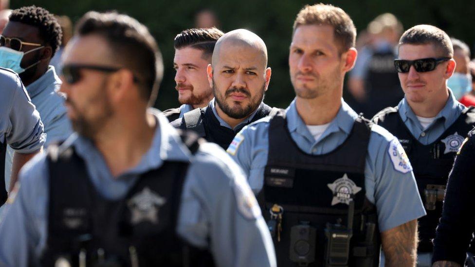 Crime-hit Chicago grapples with police vaccine revolt – BBC
