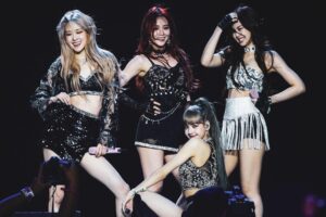 Blackpink pumps up the SoFi crowd with first U.S. show in two years – Los Angeles Times