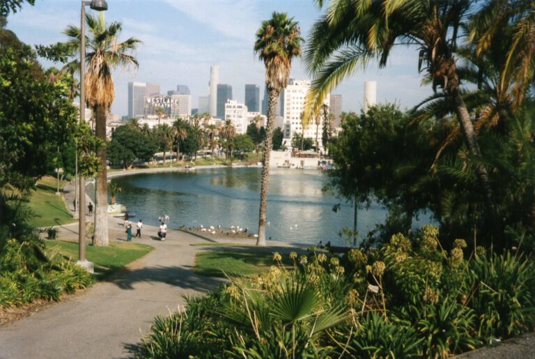 Troops and federal agents briefly descend on Los Angeles’ MacArthur Park in largely immigrant neighborhood – PBS