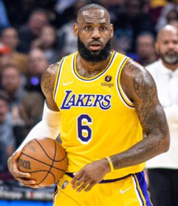 LeBron James Sparks Dwight Howard’s Comical Reaction at Hall of Fame – Sports Illustrated