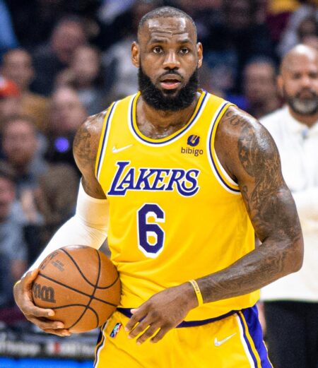 LeBron James Sparks Dwight Howard’s Comical Reaction at Hall of Fame – Sports Illustrated