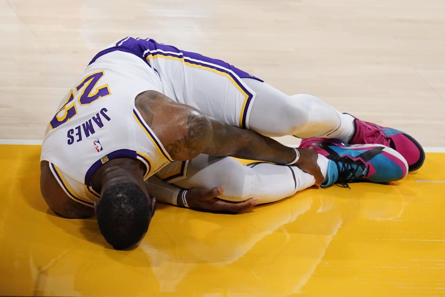 LeBron James Dealing With Injury, Lakers Hope He’s Ready for Opening Night – Sports Illustrated
