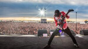 Review: At the Echoplex, Tom Morello lashes out at ICE raids: ‘No one’s coming to save us except for us’ – Los Angeles Times