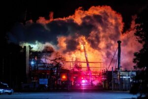 Massive fire breaks out at the largest oil-producing facility on the West Coast, near Los Angeles – CNN