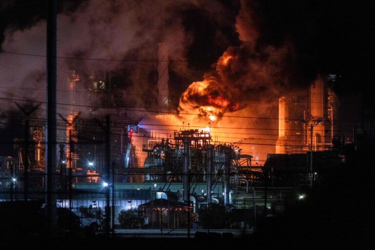 Massive Fire Breaks Out at Chevron Refinery in El Segundo, Los Angeles Area Large fire erupts at Los Angeles-area Chevron refinery in El Segundo – CBS News