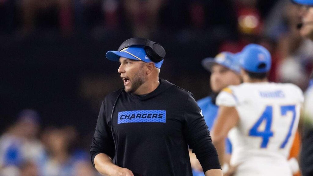 Chargers get a surprise retirement at NFL trade deadline, too – Sports Illustrated