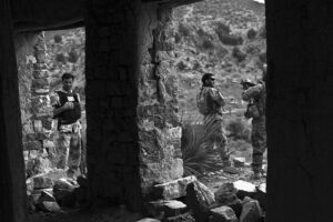 Armed US immigration agents drive off with toddler after arrest of father – The Guardian