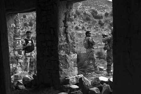 Armed US immigration agents drive off with toddler after arrest of father – The Guardian