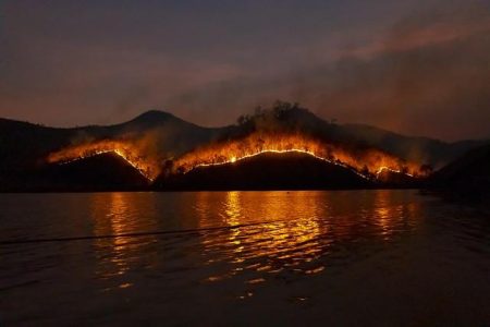 A fire in LA has been burning for days. What’s taking so long to put it out? – The Guardian